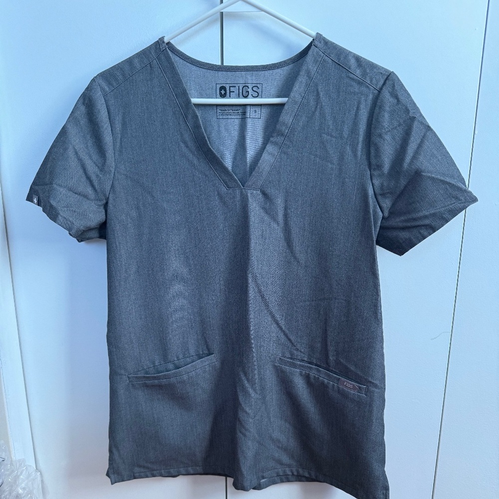 Figs Women's Casma 3 Pocket Scrub Top - Size Small Graphite